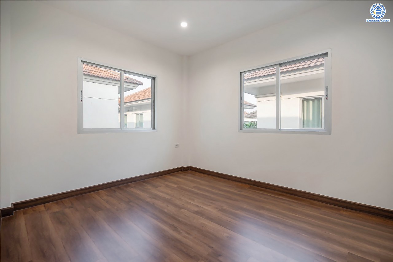 บ้านมือสองตกแต่งใหม่ โครงการ ไลฟ์บางกอกบูเลอวาร์ด ปิ่นเกล้า-เพชรเกษม เนื้อที่กว้างกว่า 52.5 ตร.ว ฟังก์ชัน 3 ห้องนอน 3 ห้องน้ำ 2 ที่จอดรถ บนทำเลศักยภาพ ติดถนนพุทธมณฑลสาย4 เหมาะสมกับทุกครอบครัว ใกล้แหล่งช้อปปิ้ง "เซ็นทรัล ศาลายา" รถไฟฟ้าสายสีน้ำเงิน "สถานีหลักสอง" และจุดขึ้นทางด่วน "ศรีรัช-วงแหวน"